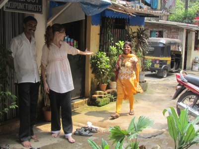 Sathis (India, terapeuta barefootacupuncturist) Marta Abengózar Infantes (terapeuta de Ling Tao Acupuntores) y Ujwala Patil (India, trabajadora social y fundadora de barefoot.slums)