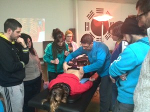 Este curso de MTC tiene la suerte de contar con osteópatas, fisioterapeutas, enfermer@s... y esto mezclado con el fantástico ambiente que han sabido crear entre ellos en la clase, enriquece mucho las prácticas, especialmente a la hora de la localización, en el estudio de la anatomía tan importante...da gusto observar como son pacientes entre ellos