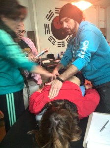 Los alumn@s constatan diferentes métodos de localización de los puntos acupunturales: la medida proporcional, las referencias anatómicas, por supuesto la palpación y sensibilidad del paciente etc y a partir de ahí establecen diálogo entre ellos y desarrollan su espíritu crítico y su confianza en la localización de esta realidad energética...