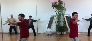 Francisco Abengózar, profesor del equipo docente Ling Tao Acupuntores, explica a los alumnos de Medicina Tradicional China, como en la práctica del qi gong, la mirada debe tomar actitudes determinadas, debe ser elegida y consciente...y en particular en ejercicios madera caracterizarse por tener algo de "guerrero"...aquí lo muestra iniciando a los alumn@s en el ejercicio del brocado...EJERCICIO del BA DUAN JIN que podríamos traducir como : "DISPARAR A UN ÁGUILA MUY LEJOS, REFUERZA EL TALLE Y LOS RIÑONES"