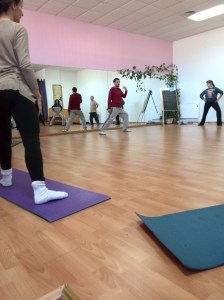 Francisco Abengózar, profesor de Ling Tao Acupuntores, muestra y explica a los alumnos de primero de MTC, posiciones básicas de Qi Gong y la necesidad de la verticalidad en la columna...posición ma bu ( arco y flecha)