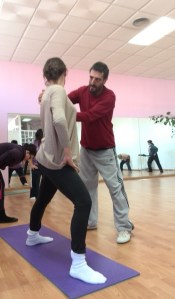 ( Qi Gong) Correcciones de Francisco Abengózar, profesor de MTC en nuestra escuela Ling Tao Acupuntores, a una alumna de 1º