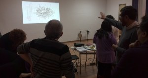 Alumn@s de primero de Medicina Tradicional China, viendo un corte transversal del antebrazo donde se observa por donde pasa la aguja del 6MC al 5TR. Para la practica se su punción transfixiante