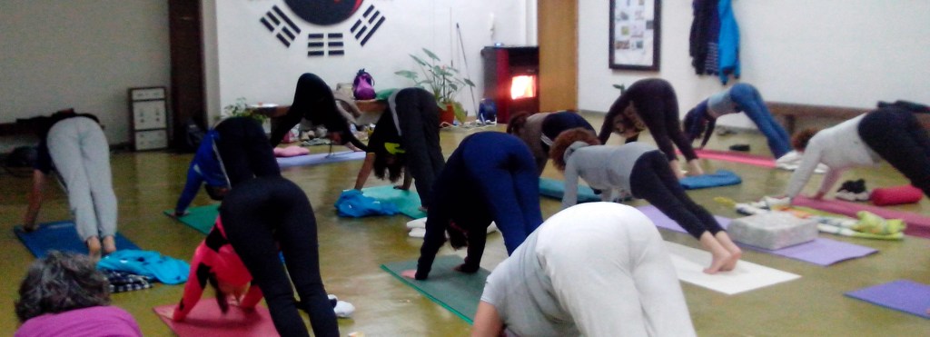 Para empezar, un Yoga es una práctica psico-corporal...