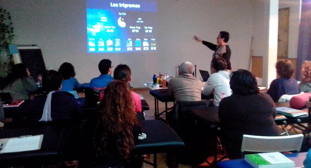 I CHING. Como solemos apuntaros, aquí todo el mundo es bienvenido. Tanto principiantes como alumn@s de otras escuelas, profesionales...en la foto, una alumna del grupo de estudio de MTC de primero (GRUPO QI) que ya fue formada anteriormente como acupuntora en la Escuela de MTO de Tian, realiza una interesante aportación sobre el I Ching...