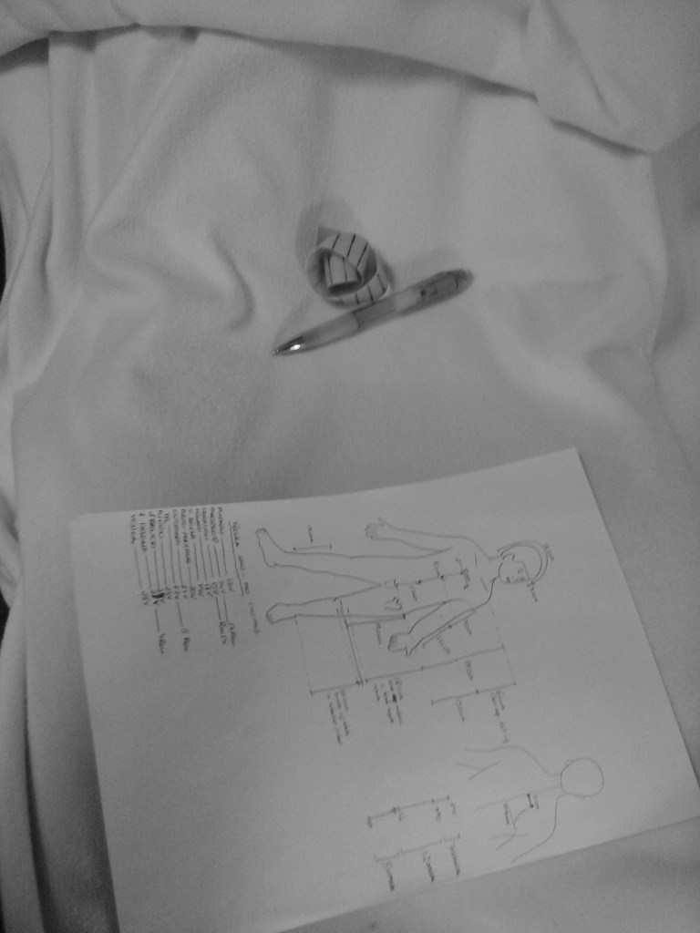 Quedamos gratamente impresionados con los apuntes de medicina china que llevaba una de las alumnas a las prácticas  qué cuidado, qué dedicación, qué dibujitos con meridianos y puntos y todo...