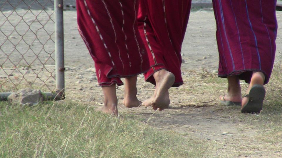 FOTO: De Marta Abengózar  (Componente del equipo docente de ling tao acupuntores): mujeres ixil de la comunidad del Triunfo, Champerico, (Guatemala) caminando alejándose de la clínica...