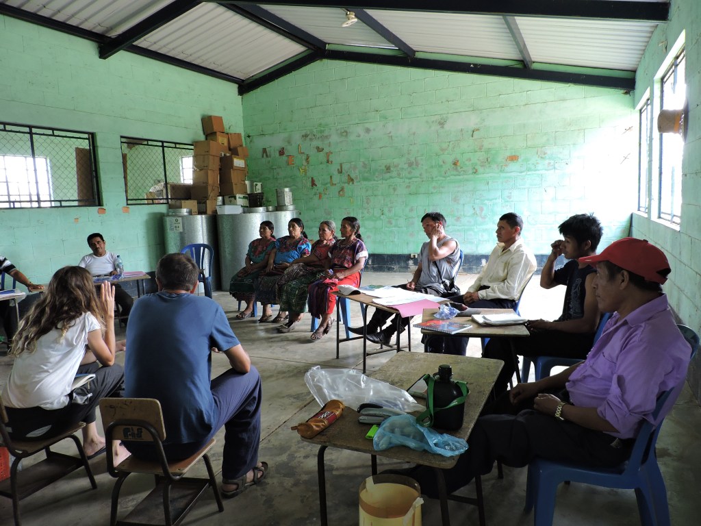 Marta y Francisco, componente del equipo docente de LingTao Acupuntores Descalzos, junto a promotores de salud, comadronas y alumnas españolas, 2015