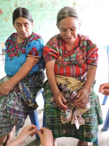 Se interesan por nuestro trabajo y lo queren sentir/ Acupuntura