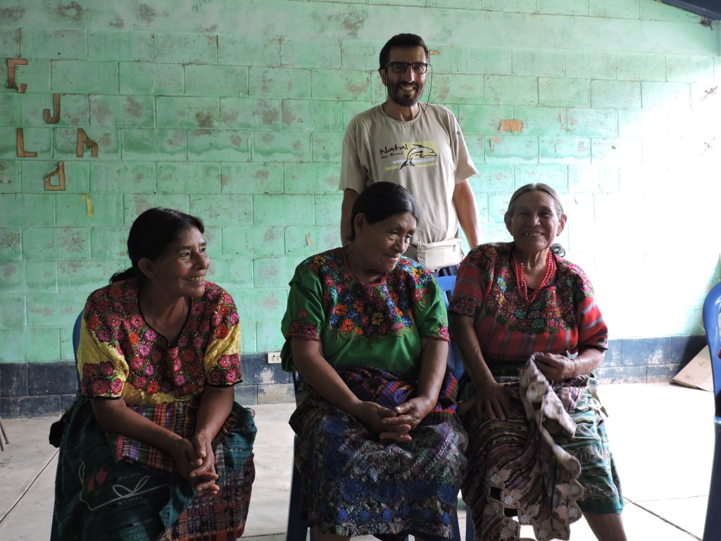 Francisco A. Oviedo, nuestro profesor y docente junto a comadronas