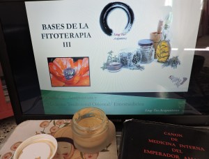 Pasta de dientes base de arcilla, con salvia etc.